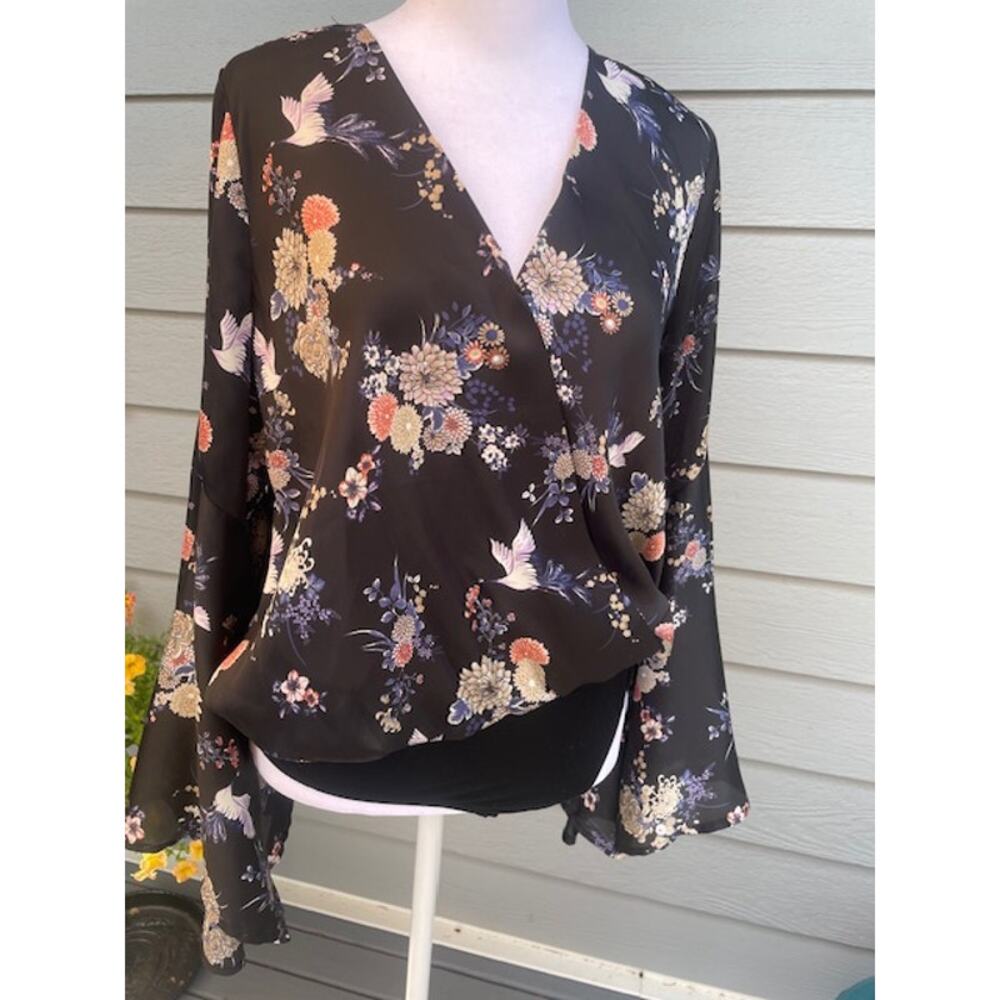 Ro & De Size X-Small‎ Blouse Bodysuit Black Floral w/ Bell Sleeves Faux Wrap